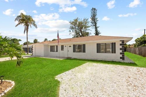 Brand New 2Bed in Bonita's Heart with Superb Patio and Garden — 4-Star Luxury Hotel in Bonita Springs, United States