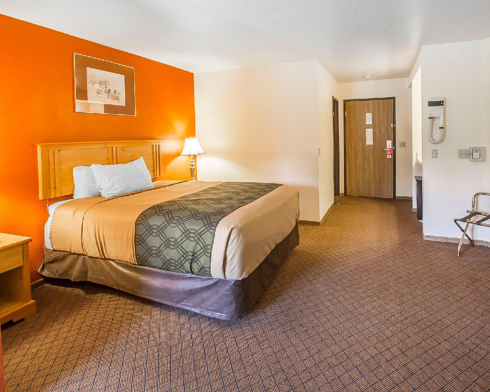 Econo Lodge Inn & Suites - photo 10