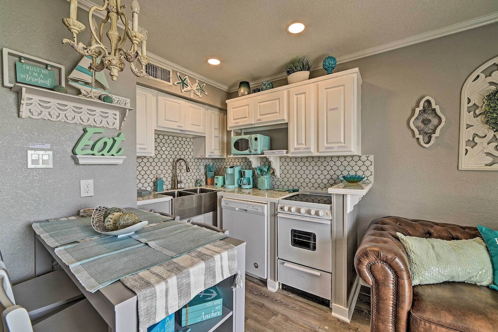 Oceanfront Corpus Christi Condo: Resort Perks - photo 10