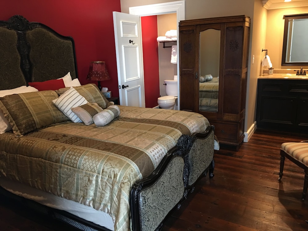 Historic Kahn Hotel in Jefferson, United States