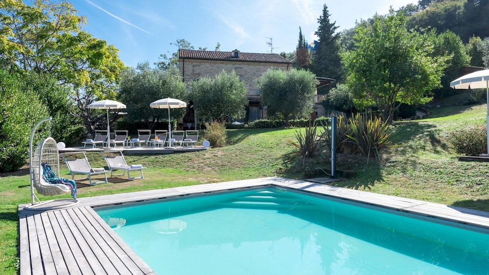 I Lauri 12 4 Emma Villas — 4-Star Luxury Hotel in Montefiore Dell'aso, Italy