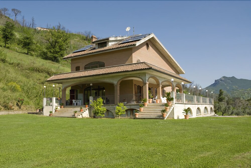 Mimì e Cocò Country House — 4-Star Luxury Hotel in Ascoli Piceno, Italy