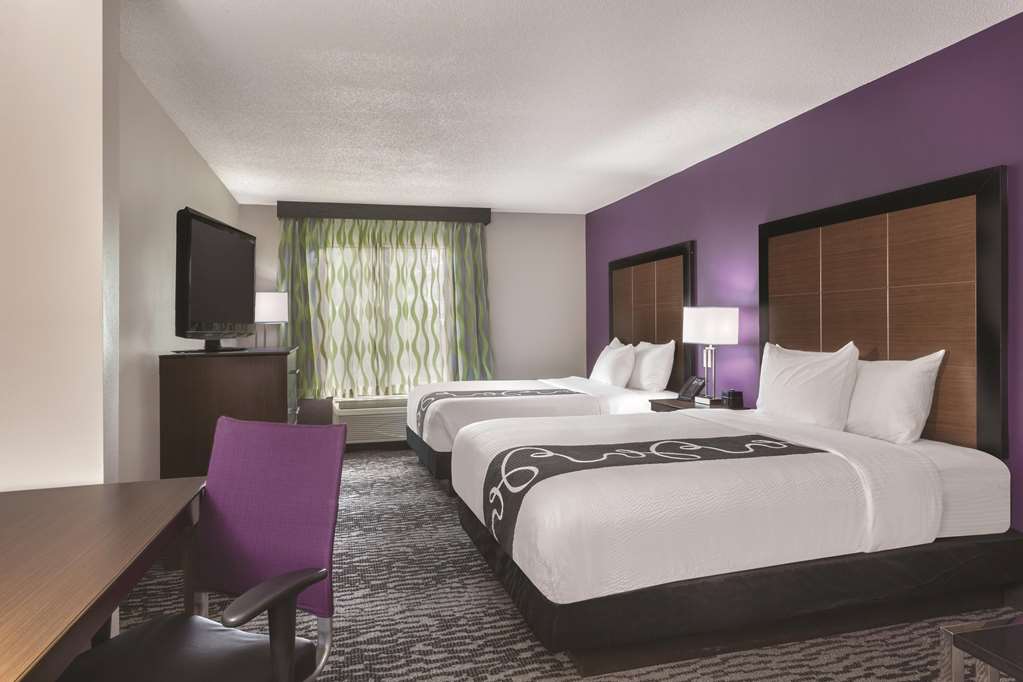 La Quinta Inn & Suites by Wyndham Columbus North - photo 18