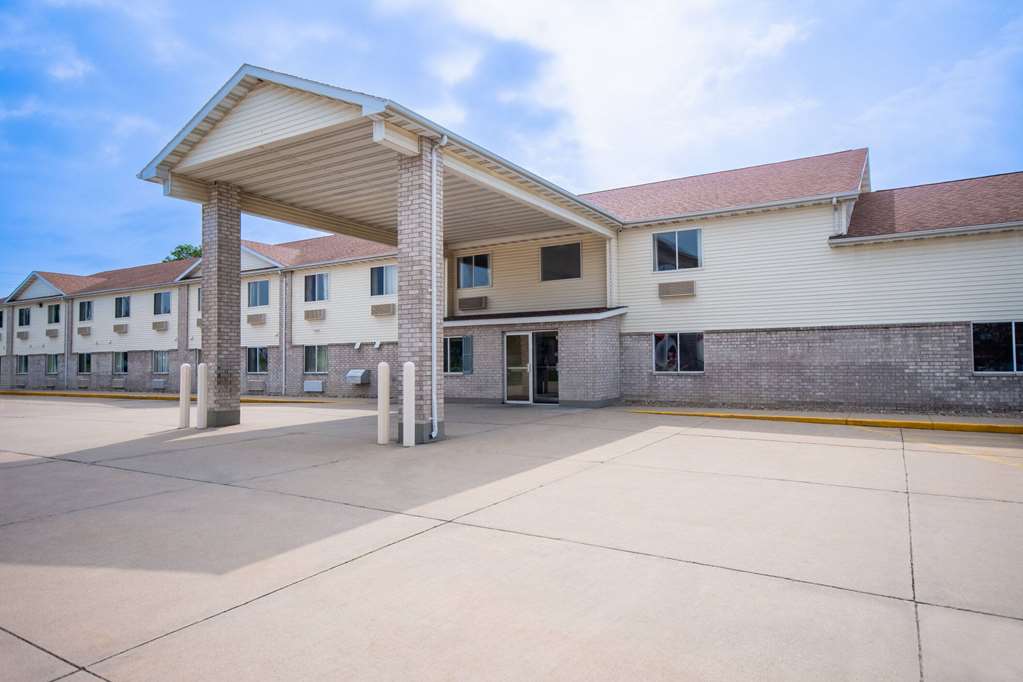 Days Inn by Wyndham Evansdale Waterloo — hotel near Waterloo Regional Airport