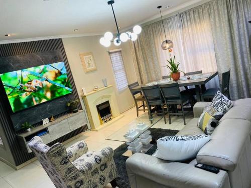 Central Gabs Oasis: 2BR Retreat — 4-Star Luxury Hotel in Gaborone, Botswana