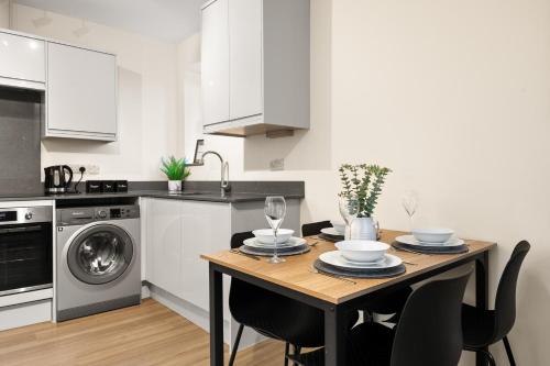 Western House Sleeps 5 Free parking Longer stay savings