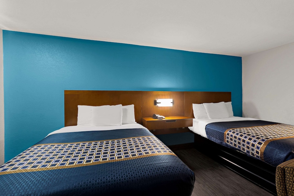 Econo Lodge Commerce - photo 35