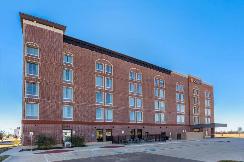La Quinta Inn & Suites by Wyndham Dallas Frisco Stadium - photo 2