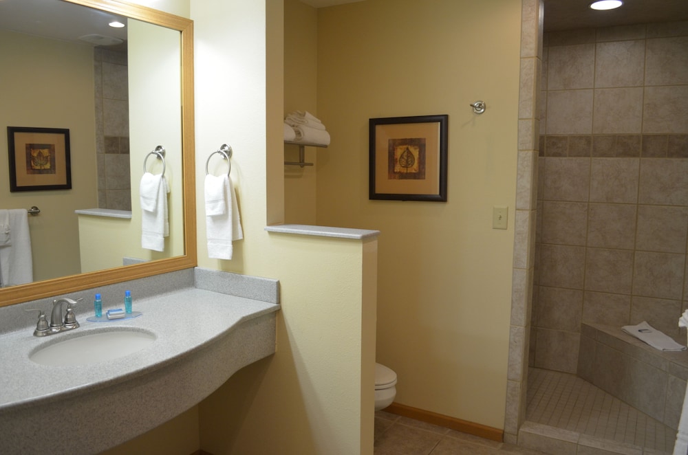 Crossroads Hotel and Event Center - photo 12