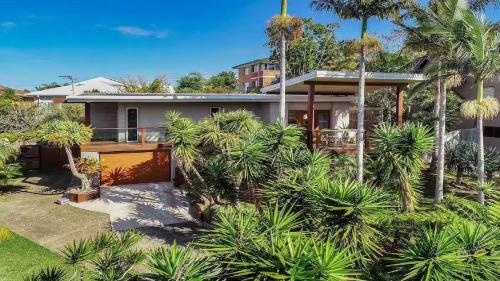 Paws n Relax Pet friendly walk to off leash beach and cafes in Port Macquarie, Australia