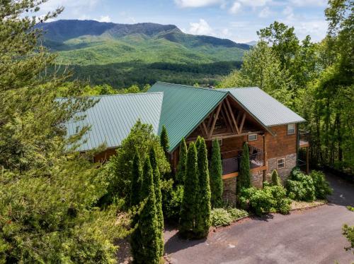 Moonshine Mtn HugeLodge Views February Deals Game Rm Hot Tub Fire Pit in Gatlinburg, United States