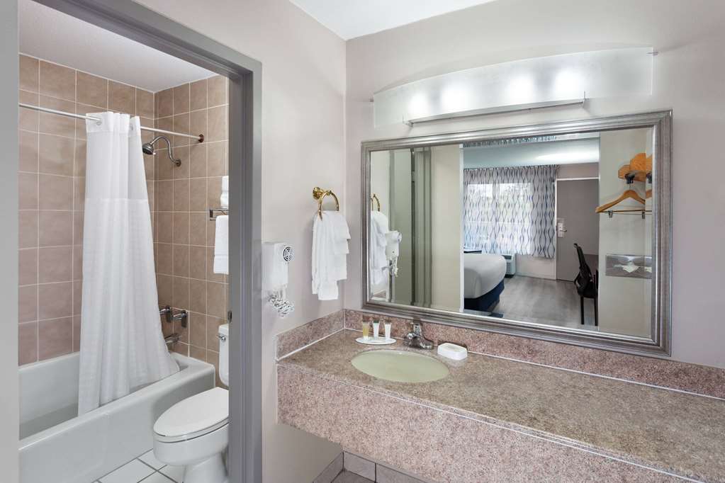 Days Inn by Wyndham Melbourne - photo 26