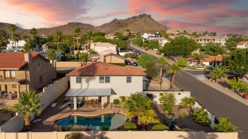 Game Room Resort Pool Hottub Modern Desert Oasis — Phoenix