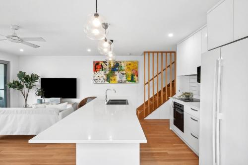 2 8 Pandanus Beautiful townhouse walking distance to beach — Mudjimba — photo 2
