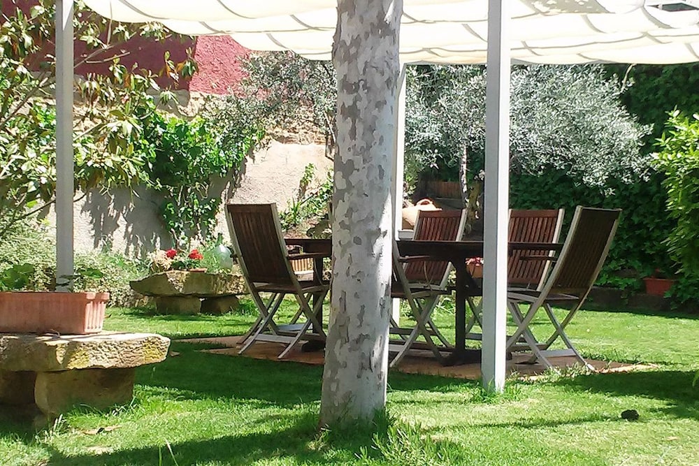 Txapi Txuri - carbon neutral hotel in Murillo El Fruto