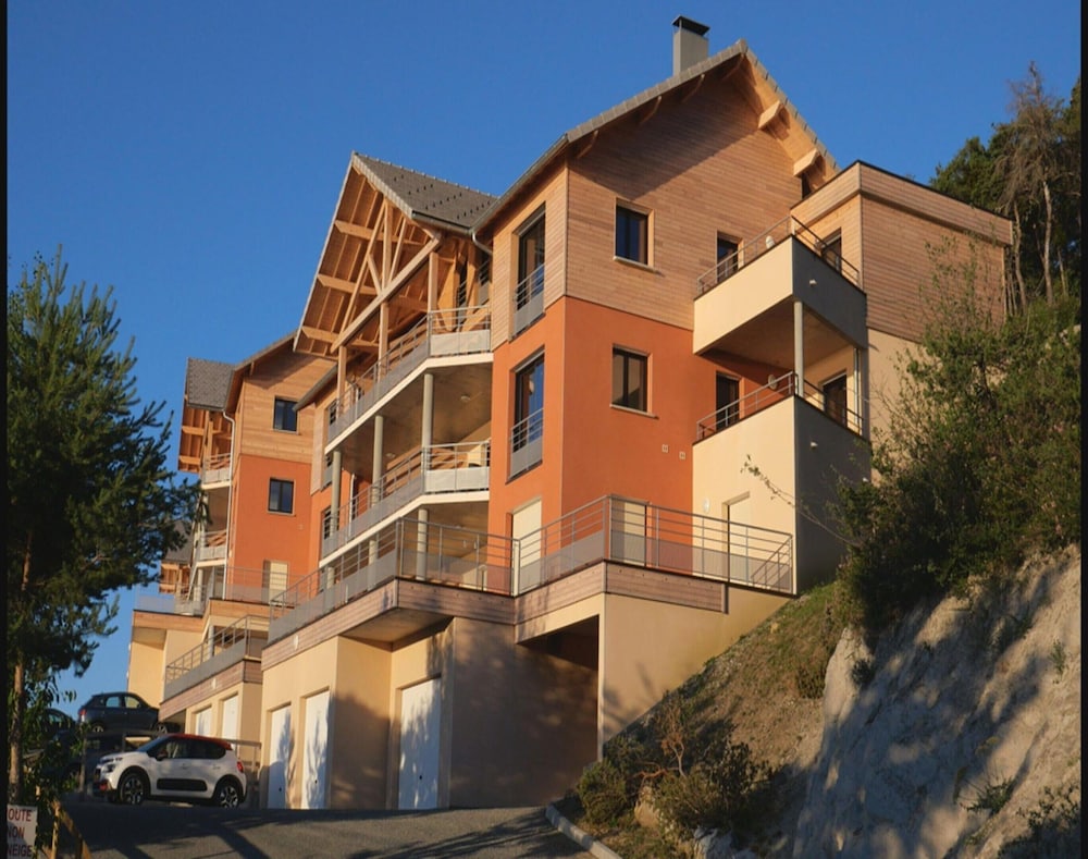 L'ecrin Du Lac - carbon neutral hotel in Chorges