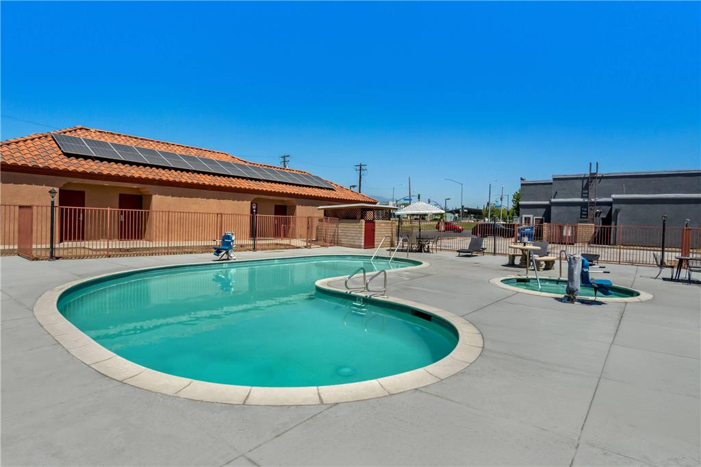 Days Inn by Wyndham Fontana Rialto - photo 17