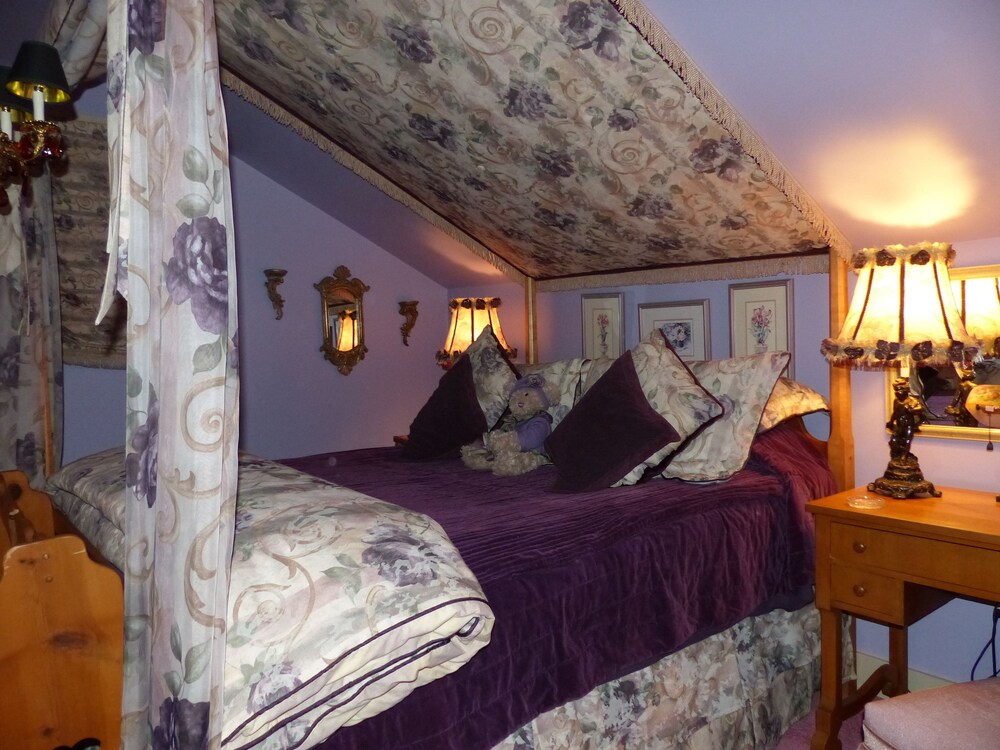 Clair's Bed & Breakfast Inn Ladner Village — 5-Star Luxury Hotel in Delta, Canada