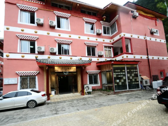 KussKarsang - carbon neutral hotel in Aba