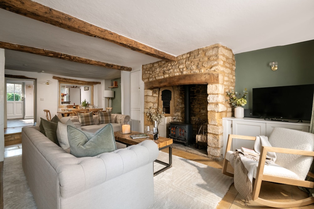 Magnolia Cottage — 4-Star Luxury Hotel in Moreton In Marsh, United Kingdom