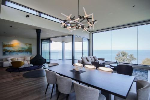 Somers Sanctuary Clifftop Luxury with Pool & Sauna — 4-Star Luxury Hotel in Somers, Australia