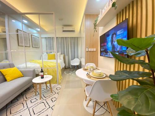 1BR w Balcony near Megamall: The Admiral s Lounge — 4-Star Luxury Hotel in Manila, Philippines