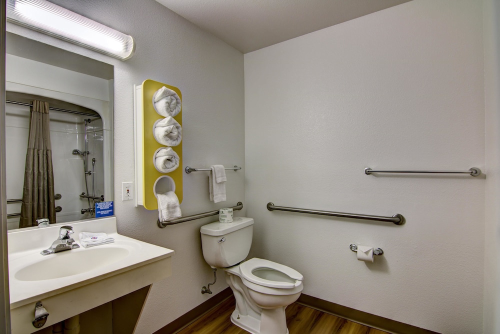 Econo Lodge Menomonie - photo 44