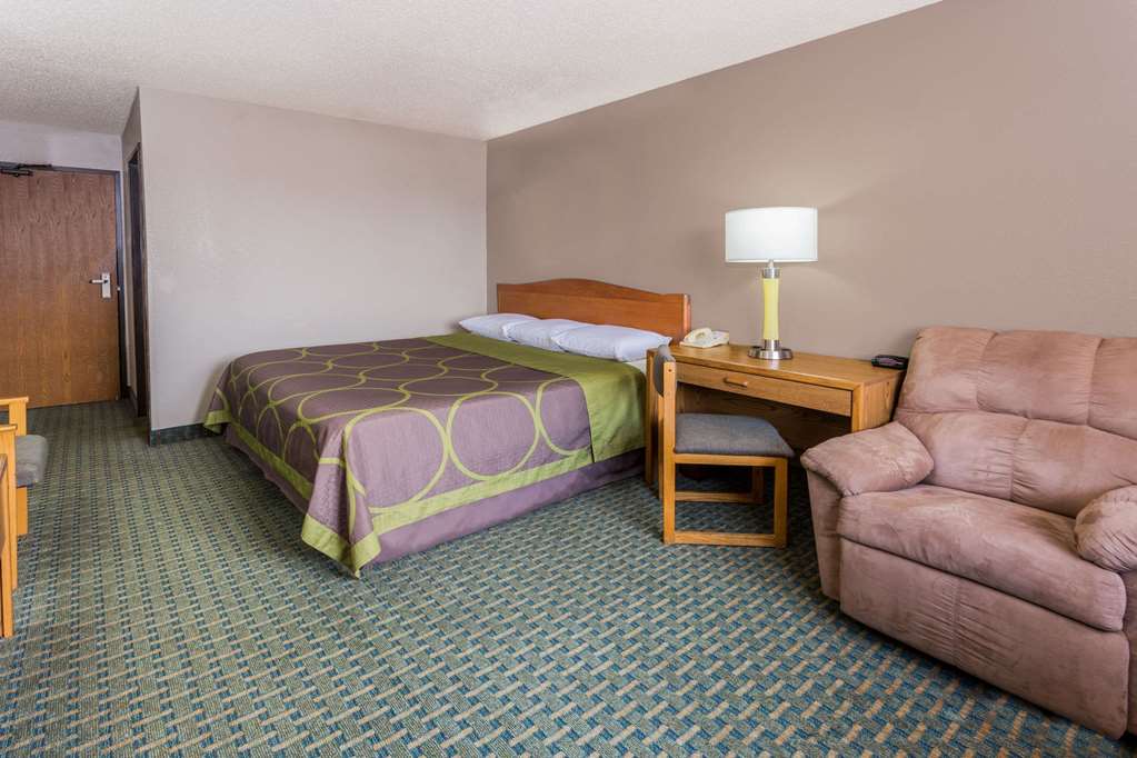Super 8 by Wyndham St. Charles - photo 10