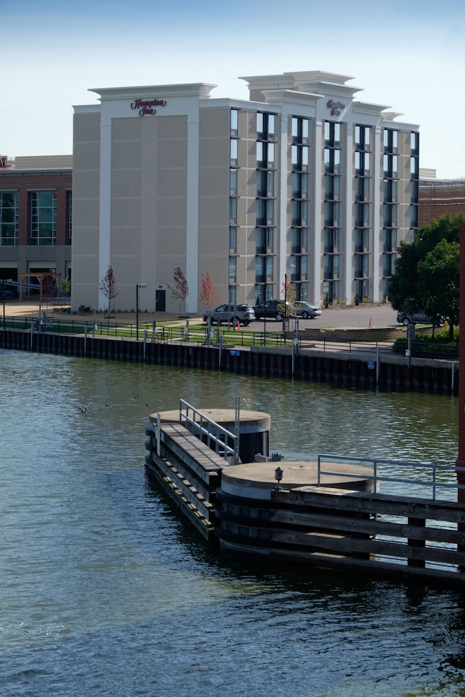 Hampton Inn Green Bay Downtown - photo 69