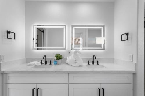 Spacious 5 BR Home with Games and Spa — 4-Star Luxury Hotel in Las Vegas, United States