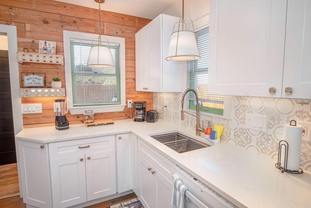 Dazzling 3 BR2 BA Home Near Downtown Tower Americas - photo 6