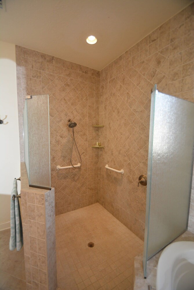 Ocean View Paradise Steps away from the Beach Will Accommodate Up To 10 People including 1 3 Fa - photo 31