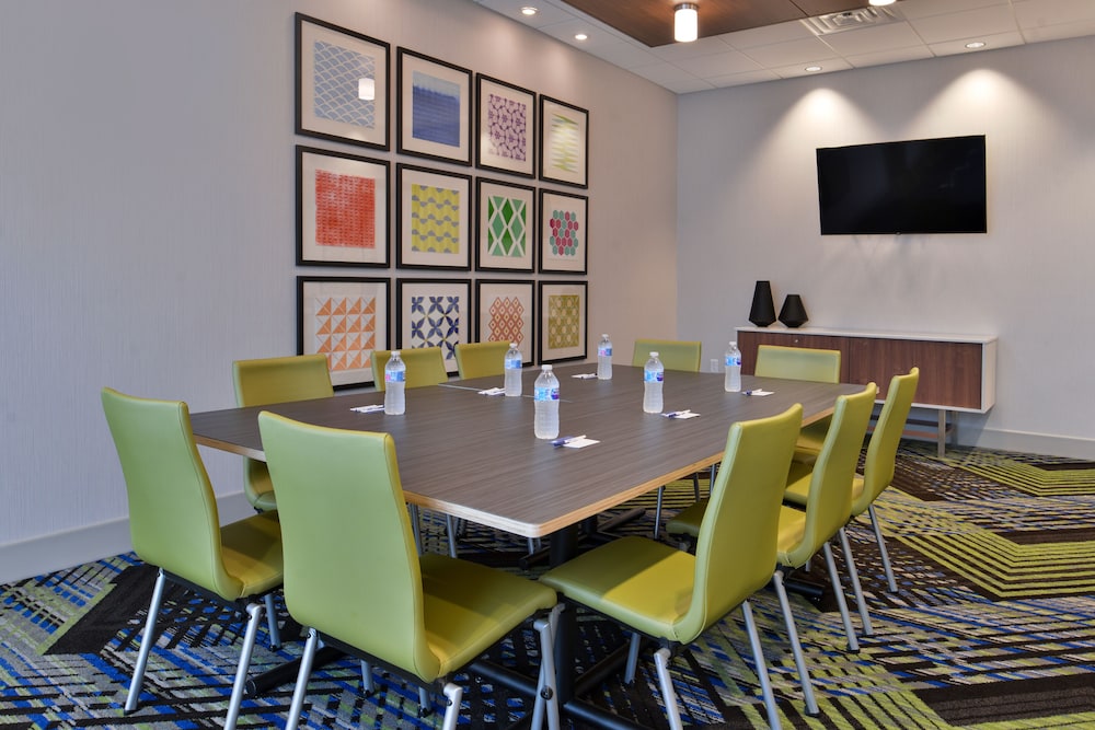 Holiday Inn Express & Suites Marshalltown by IHG - photo 55