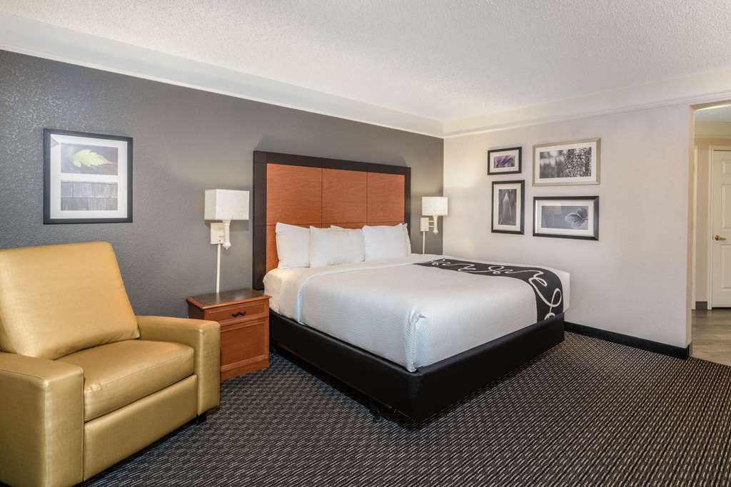 La Quinta Inn & Suites by Wyndham Pueblo - photo 38