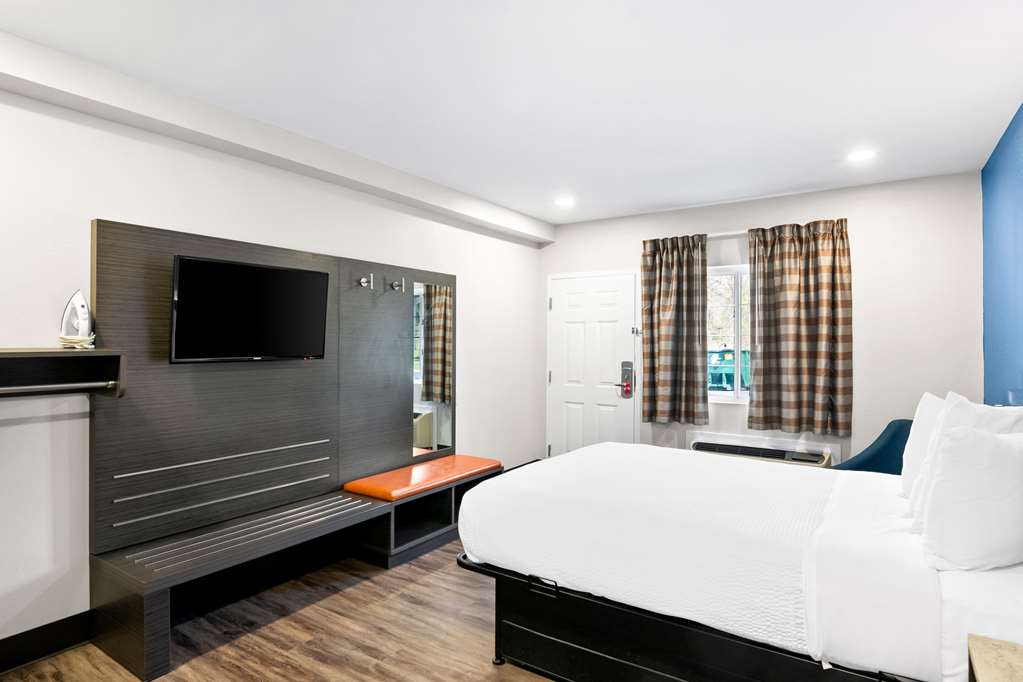 Econo Lodge Bethel Danbury - photo 10