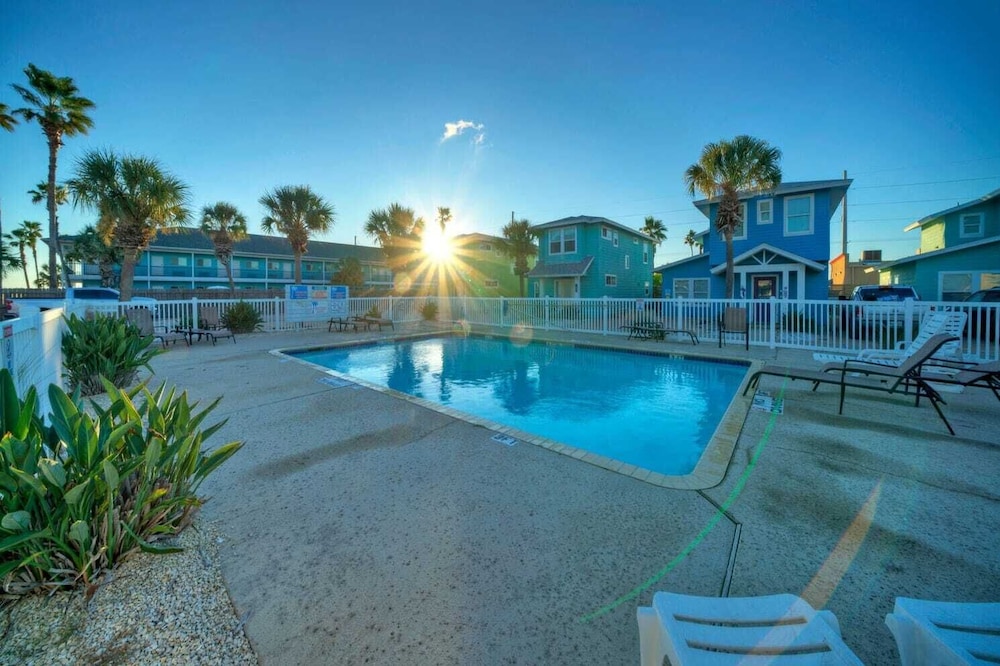 Private Yard Shared Pool Near the Beach Bluetique Hotel by Avantstay - photo 30