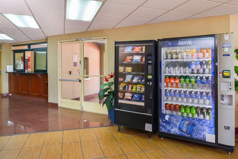 H3 Inn & Suites LAX Airport - photo 17