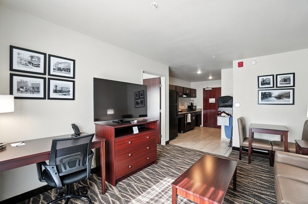 Cobblestone Hotel & Suites Bellefontaine - photo 44