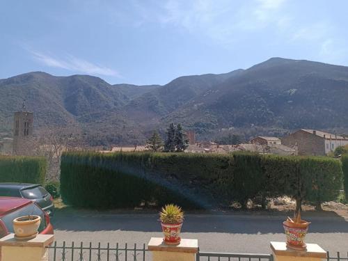 F2 Classe 3 Etoiles Vue Montagne Exterieur Clos — Arles