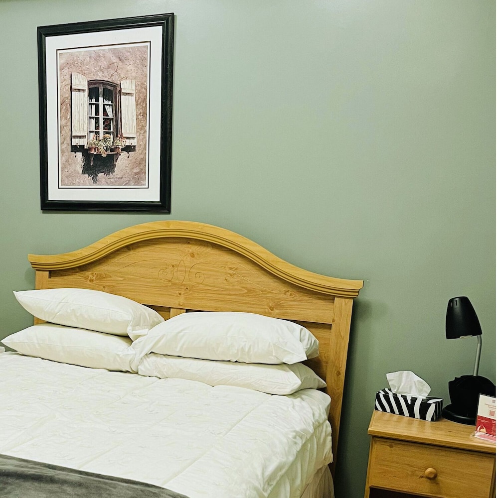 Moe’s Suite Hotel — Toronto — photo 4