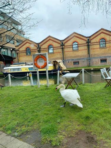 Portobello Dock Canal Views with Garden — 4-Star Luxury Hotel in London, United Kingdom