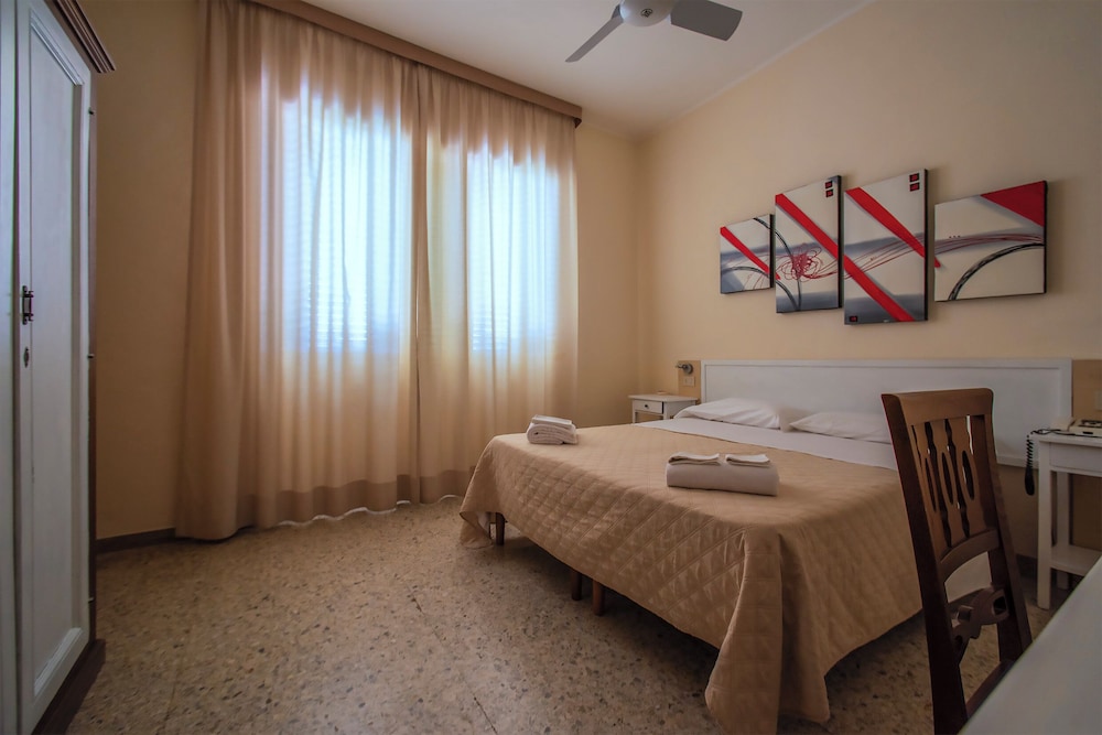 Hotel Hrs in Follonica, Italy