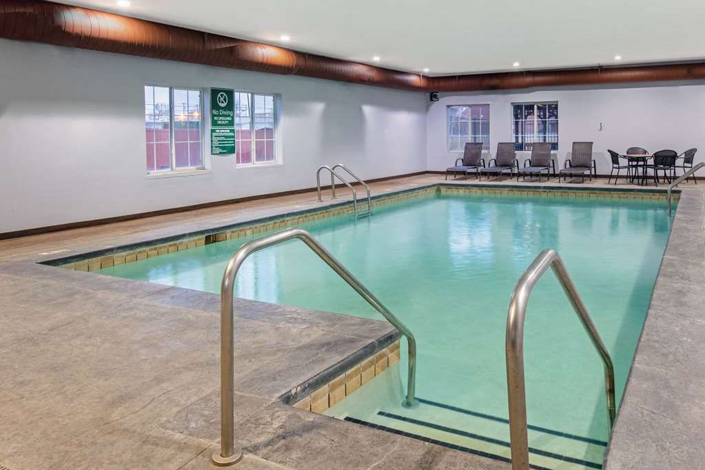 La Quinta Inn & Suites by Wyndham Tulsa Airpt Expo Square - photo 15