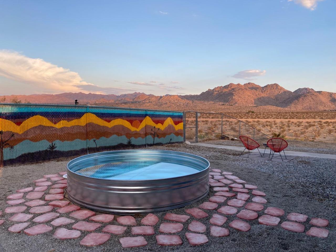 Hot Tub Stargazing Outdoor Cinema & Game Court — hotel in Joshua Tree