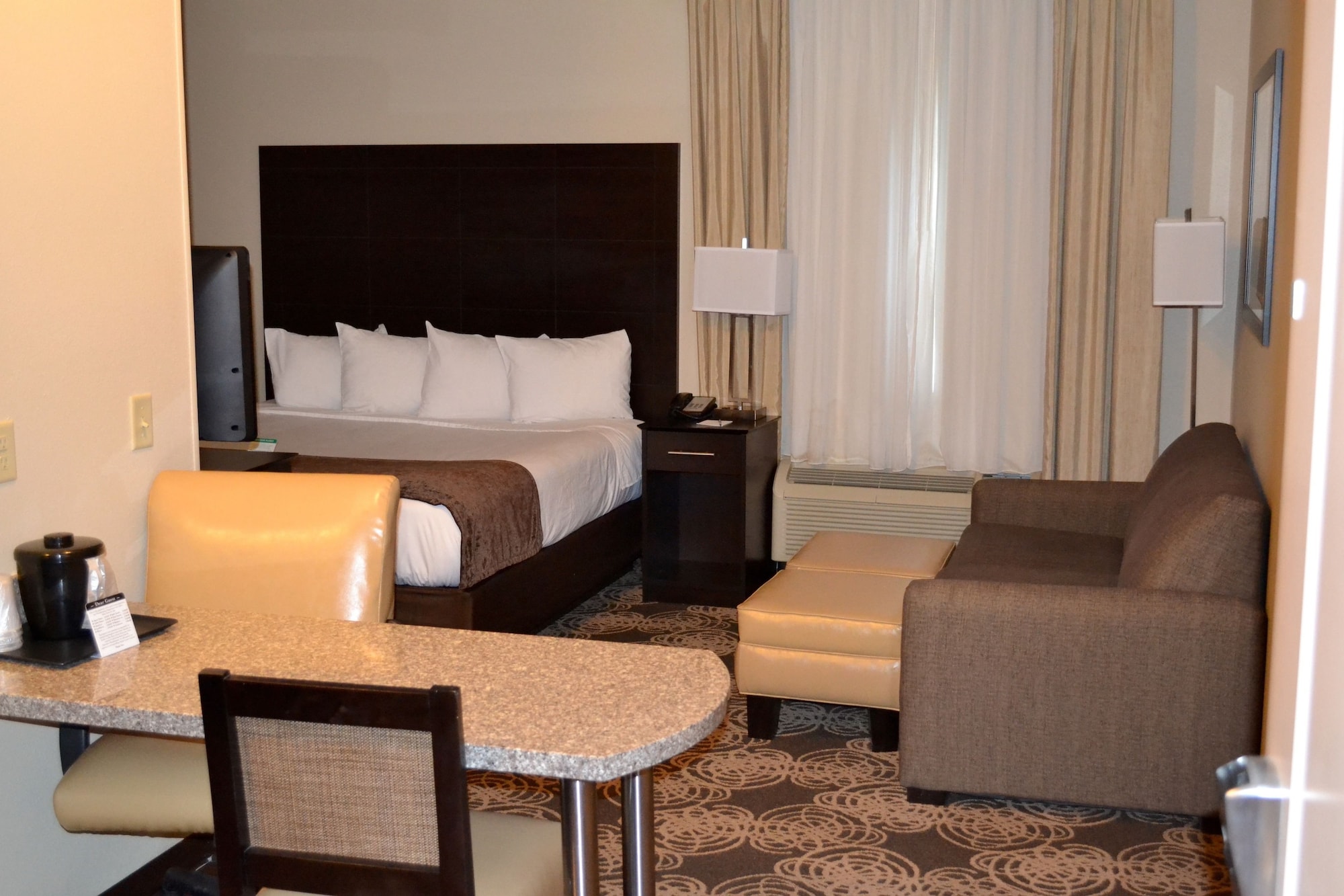 Landmark Suites - photo 4