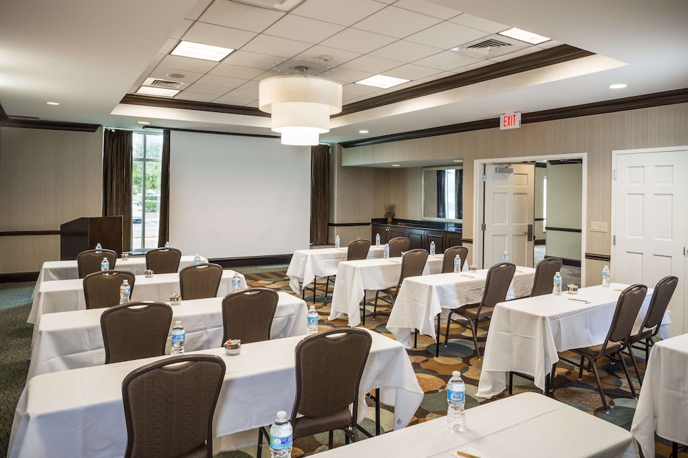 Hilton Garden Inn Hampton Coliseum Central - photo 33
