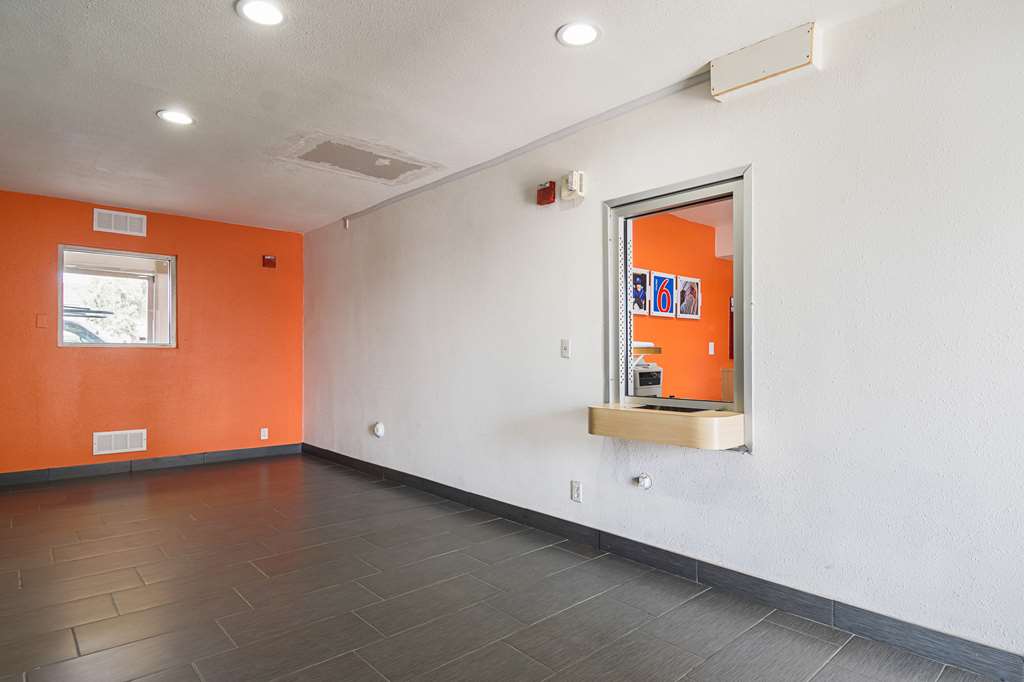Motel 6 Lost Hills CA - photo 25