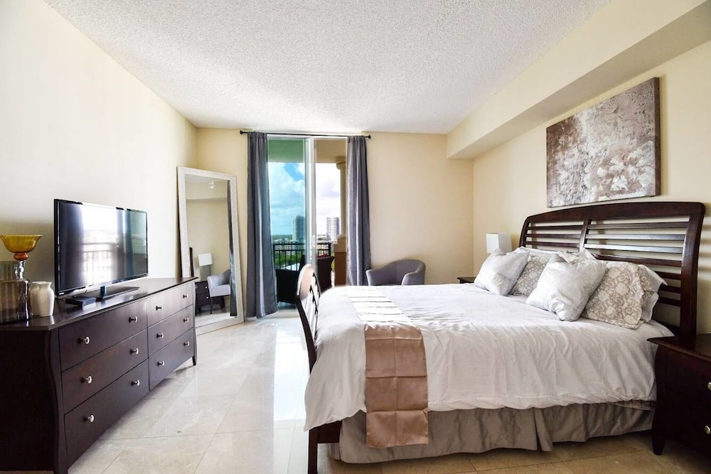 Beautiful Asian Retreat 2bd 2bth Apt. min to Beach — 4-Star Luxury Hotel in Sunny Isles Beach, United States