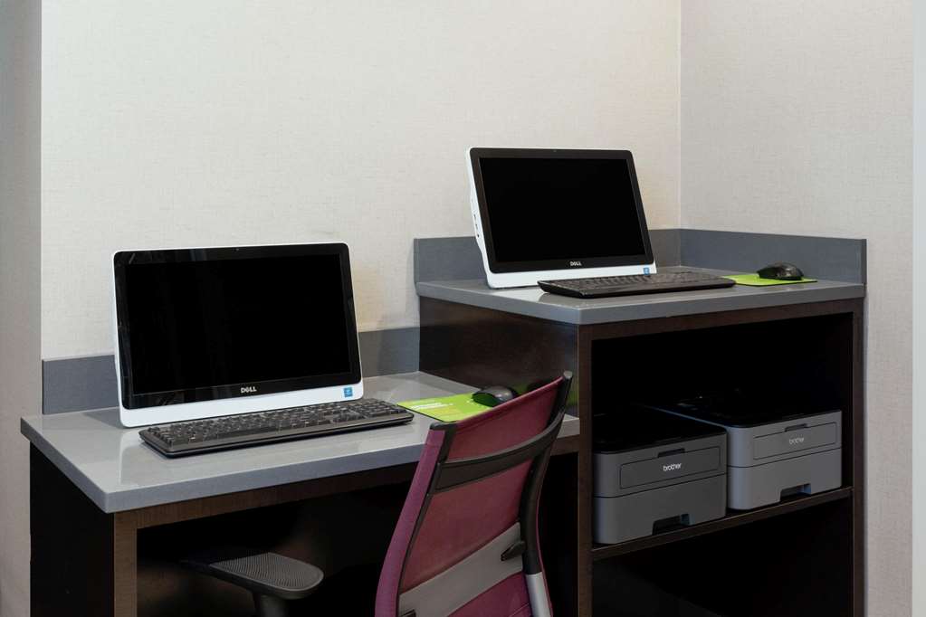 La Quinta Inn & Suites by Wyndham New York City Central Park - photo 48