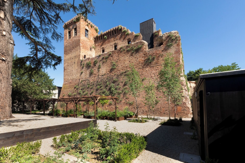 Rocca Di Arignano - carbon neutral hotel in Arignano